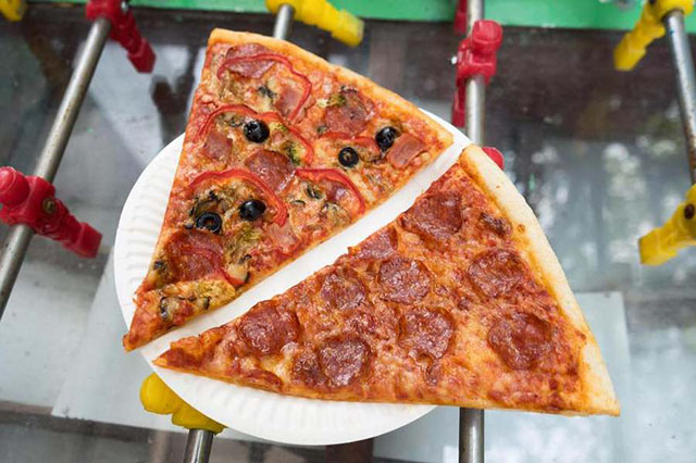 Pizza kiểu New York với lớp bánh mỏng và giòn tan kích thích vị giác