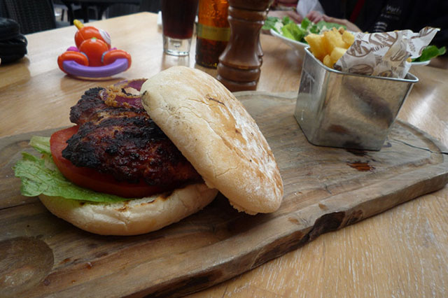 Chiếc bánh “burger trâu” thơm lừng