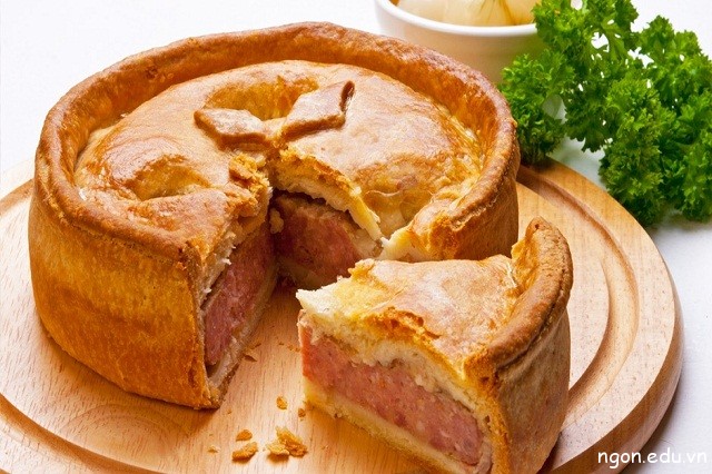 Món bánh Pork pie có nhân thịt lợn xay và lớp vỏ ngọt, giòn